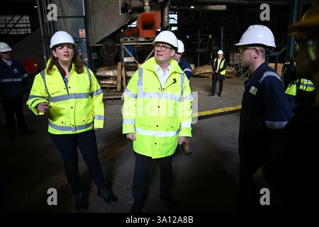 Premierminister Sir Keir Starmer und Labour-Abgeordneter für Birkenhead Alison McGovern schauen sich während eines Besuchs der Werft des Unternehmens in Birkenhead, Liverpool, in einer Bauhalle um. Die britische Regierung hat mit einer anglo-amerikanischen Verteidigungsfirma ein Abkommen unterzeichnet, um die ukrainischen Streitkräfte mit fortschrittlicheren Angriffsdrohnen auszustatten, um die russische Aggression im Schwarzen Meer zu bekämpfen, teilte das Verteidigungsministerium mit. Bilddatum: Donnerstag, 6. März 2025. Stockfoto