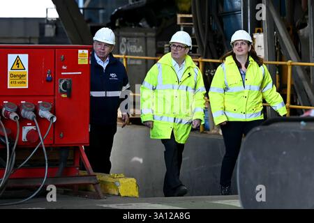 Premierminister Sir Keir Starmer (Mitte) spaziert mit Cammel Lairds Chief Executive Officer David McGinley (links) und Labour-Abgeordneter von Birkenhead Alison McGovern (rechts) bei einem Besuch der Werft von Cammell Laird in Birkenhead, Liverpool, durch eine Bauhalle. Die britische Regierung hat mit einer anglo-amerikanischen Verteidigungsfirma ein Abkommen unterzeichnet, um die ukrainischen Streitkräfte mit fortschrittlicheren Angriffsdrohnen auszustatten, um die russische Aggression im Schwarzen Meer zu bekämpfen, teilte das Verteidigungsministerium mit. Bilddatum: Donnerstag, 6. März 2025. Stockfoto