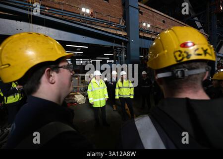 Premierminister Sir Keir Starmer und Labour-Abgeordneter für Birkenhead Alison McGovern sprechen bei einem Besuch der Werft des Unternehmens in Birkenhead, Liverpool, mit den Auszubildenden von Cammell Laird. Die britische Regierung hat mit einer anglo-amerikanischen Verteidigungsfirma ein Abkommen unterzeichnet, um die ukrainischen Streitkräfte mit fortschrittlicheren Angriffsdrohnen auszustatten, um die russische Aggression im Schwarzen Meer zu bekämpfen, teilte das Verteidigungsministerium mit. Bilddatum: Donnerstag, 6. März 2025. Stockfoto