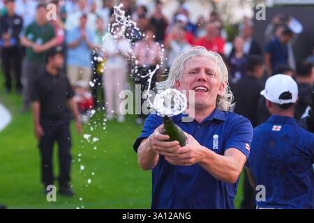 Bangkok, Thailand. März 2025. Jimmy Bullard feiert sein Einzelspiel am zweiten Tag des Reignwood Icons of Football Turniers in Bangkok im Robinswood Golf Club. (Foto: Amphol Thongmueangluang/SOPA Images/SIPA USA) Credit: SIPA USA/Alamy Live News Stockfoto