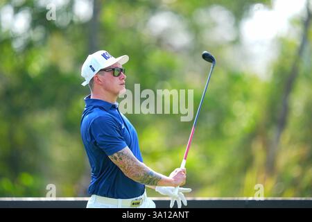 Bangkok, Thailand. März 2025. Phil Jones sah Action während seines Singles-Spiels am zweiten Tag des Reignwood Icons of Football Turniers in Bangkok im Robinswood Golf Club. (Foto: Amphol Thongmueangluang/SOPA Images/SIPA USA) Credit: SIPA USA/Alamy Live News Stockfoto