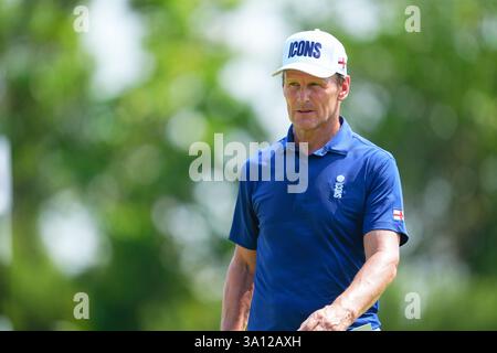 Bangkok, Thailand. März 2025. Teddy Sheringham sah Action während seines Singles-Spiels am zweiten Tag des Reignwood Icons of Football Turniers in Bangkok im Robinswood Golf Club. (Foto: Amphol Thongmueangluang/SOPA Images/SIPA USA) Credit: SIPA USA/Alamy Live News Stockfoto