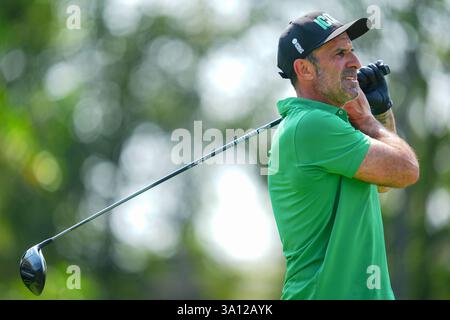 Bangkok, Thailand. März 2025. Luis Figo sah Action während seines Singles-Spiels am zweiten Tag des Reignwood Icons of Football Turniers in Bangkok im Robinswood Golf Club. (Foto: Amphol Thongmueangluang/SOPA Images/SIPA USA) Credit: SIPA USA/Alamy Live News Stockfoto