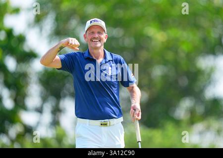 Bangkok, Thailand. März 2025. Lee Sharpe sah Action während seines Singles-Spiels am zweiten Tag des Reignwood Icons of Football Turniers in Bangkok im Robinswood Golf Club. (Foto: Amphol Thongmueangluang/SOPA Images/SIPA USA) Credit: SIPA USA/Alamy Live News Stockfoto