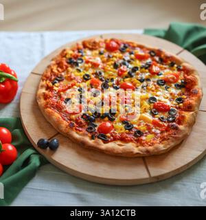 Nahaufnahme einer frisch gebackenen Pizza mit Oliven, die die goldenen, perfekt gekochten Kanten hervorhebt. Stockfoto