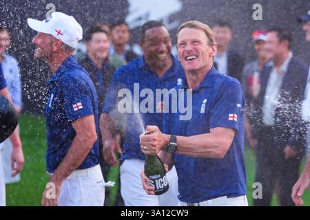 Bangkok, Thailand. März 2025. Teddy Sheringham feiert während seines Singles Matches am zweiten Tag des Reignwood Icons of Football Turniers in Bangkok im Robinswood Golf Club. (Foto: Amphol Thongmueangluang/SOPA Images/SIPA USA) Credit: SIPA USA/Alamy Live News Stockfoto