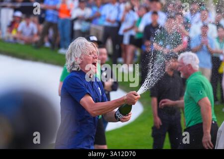 Bangkok, Thailand. März 2025. Jimmy Bullard feiert sein Einzelspiel am zweiten Tag des Reignwood Icons of Football Turniers in Bangkok im Robinswood Golf Club. (Foto: Amphol Thongmueangluang/SOPA Images/SIPA USA) Credit: SIPA USA/Alamy Live News Stockfoto