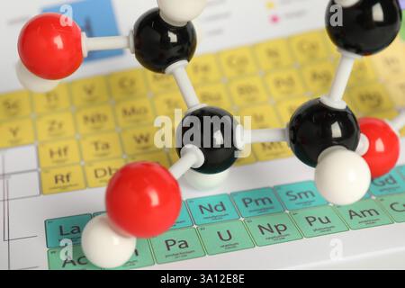 Vitamin-C-Molekül im Periodensystem, Nahaufnahme. Chemisches Modell Stockfoto