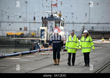 Premierminister Sir Keir Starmer (Mitte) geht mit Cammel Lairds Chief Executive Officer David McGinley (links) und Labour-Abgeordneter für Birkenhead Alison McGovern (rechts) in Richtung RFA Tidespring am Cammell Laird Dock in Birkenhead, Liverpool. Die britische Regierung hat mit einer anglo-amerikanischen Verteidigungsfirma ein Abkommen unterzeichnet, um die ukrainischen Streitkräfte mit fortschrittlicheren Angriffsdrohnen auszustatten, um die russische Aggression im Schwarzen Meer zu bekämpfen, teilte das Verteidigungsministerium mit. Bilddatum: Donnerstag, 6. März 2025. Stockfoto