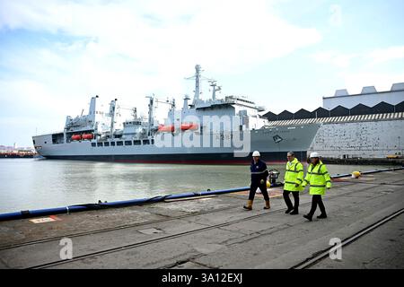 Premierminister Sir Keir Starmer (Mitte) geht mit Cammel Lairds Chief Executive Officer David McGinley (links) und Labour-Abgeordneter für Birkenhead Alison McGovern (rechts) in Richtung RFA Tidespring am Cammell Laird Dock in Birkenhead, Liverpool. Die britische Regierung hat mit einer anglo-amerikanischen Verteidigungsfirma ein Abkommen unterzeichnet, um die ukrainischen Streitkräfte mit fortschrittlicheren Angriffsdrohnen auszustatten, um die russische Aggression im Schwarzen Meer zu bekämpfen, teilte das Verteidigungsministerium mit. Bilddatum: Donnerstag, 6. März 2025. Stockfoto
