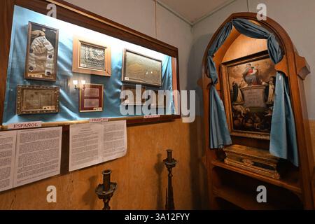 Das „ Museum der Heiligen Seelen im Fegefeuer“, das sich am 5. März 2025 in einem Raum der kleinen neogotischen Kirche des Heiligen Herzens des Suffrage (Chiesa del Sacro Cuore del Suffragio) in Rom, Italien, befindet, ist weltweit einzigartig, da es vorgibt, unbestreitbare Beweise für die Existenz des Fegefeuer zu liefern. Das winzige, Jahrhunderte alte „Piccolo Museo del Purgatorio“ beherbergt eine Sammlung von Bibeln, Gebetsbüchern, Tischplatten und Kleidungsstücken, die angeblich von den Händen der Seelen im Fegefeuer gesungen wurden. Die sehr ungewöhnliche Sammlung wurde vom französischen Missionar Victor Jouet nach den Ereignissen von 15 No Stockfoto