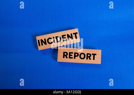Meldung über den Vorfall auf Holzblöcken auf blauem Hintergrund. Symbol für den konzeptionellen Vorfallbericht. Kopierbereich. Stockfoto