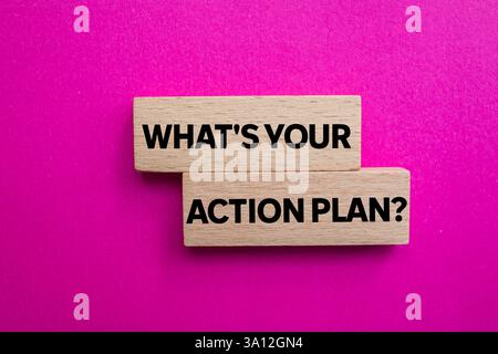 Wie lautet deine Botschaft auf Holzblöcken auf rosa Hintergrund? Was ist Ihr Maßnahmenplan-Symbol? Kopierbereich. Stockfoto