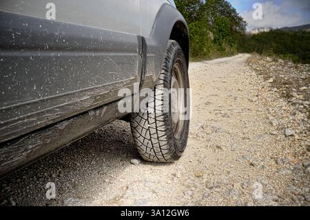 Rad eines Geländewagens auf einer Feldstraße im Sutjeska-Nationalpark, Bosnien und Herzegowina Stockfoto