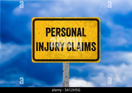 Meldung über Schadenersatzansprüche bei Verletzungen auf gelbem Metallschild. Symbol für konzeptionelle Personenschäden. Kopierbereich. Stockfoto