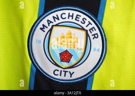 Nahaufnahme des Manchester City FC Clubabzeichens auf dem Auswärtstrikot. Stockfoto