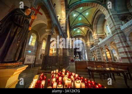 Frankreich, Bouches-du-Rhône (13), Marseille, 2. Bezirk, Kandelaber in der Kathedrale Sainte-Marie-majeure oder Kathedrale La Major Stockfoto