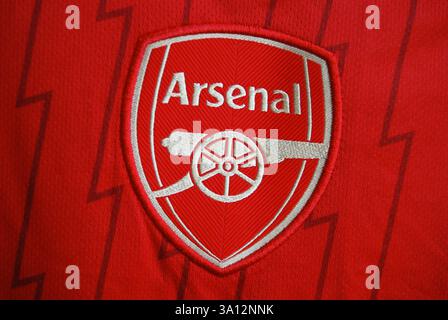 Nahaufnahme des Arsenal FC-Vereinsabzeichens auf dem Heimtrikot Stockfoto