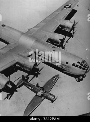 Neuer US-Super-Bomber, der Ziele in JapanOne der ersten Bilder der neuen US-Superfortress zeigt den riesigen viermotorigen Bomber neben einem kleinen Zielflugzeug auf einem Flugplatz in den USA am 15. Juni. 1944 kündigte das US-Kriegsministerium an, dass B-29, die als in der Lage beschrieben wurden, eine größere Bombenladung schneller, weiter und höher als alle anderen alliierten Flugzeuge zu tragen, die japanischen Heimatinseln von entfernten Basen im China-Birma-Indien-Kriegsschauspiel gesprengt haben. Die Superfortress operiert unter einer neuen amerikanischen Luftorganisation, der 20th U.S. Air Force, in der Art einer Aeria Stockfoto