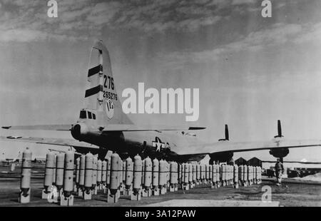 US-B-29 in Indien für den Angriff auf JapaneseNeben einem US-B-29-Superfortress-Bomber auf einer der indischen Basen des 20. Bomberkommandos stehen Tonnen Bomben bereit, die für eine Mission gegen japanische Industrieziele auf der Malaiischen Halbinsel geladen werden können. Die riesigen B-29 haben der japanischen Festung Singapur und der Eisenbahn bei Kuala Lumpur große Schäden zugefügt. Im März 1945 unternahmen Superfortress drei Angriffe auf Singapur, wobei sie Ölvorräte und Marineanlagen betrafen. Mai 1945. (Foto von U.S. Office of war Information). Stockfoto