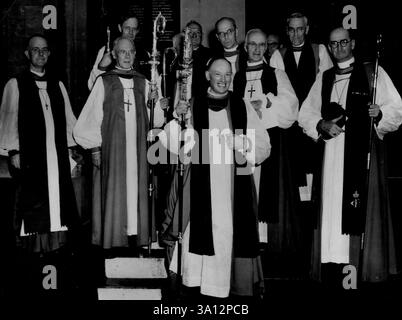 Das heutige Bild des Innern der St. Paul's Cathedral während der Zeremonien zur Inthronisierung von Bischof Booth zum Erzbischof von Melbourne. Unten: Erzbischof Booth nach seiner Inthronisierung. Bischof Cranswick (hinten) und Bischof Ashton sind ebenfalls auf dem Bild. Mai 1942. Stockfoto