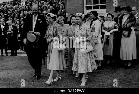 Eine königliche Gruppe in Royal Ascot -- eine informelle königliche Gruppe im Unsaddling Enclosure am vierten und letzten Tag von Royal Ascot. Die Gruppe von links nach rechts: Captain Boyd-Rochfont, H. M. die Königin, Prinzessin. Königliche Königin Elizabeth, die Königin Mutter, Prinzessin Margaret, Prinzessin Alexandra und die Herzogin von Kent, die Herzogin von Gloucester, hinter ihr steht H.R.H. der Herzog von Edinburgh. Juni 1954. (Foto: Sport & General Press Agency Limited). Stockfoto