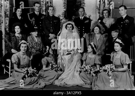 Drei Prinzessinnen sind Bridemaids in Romsey Abbey Wedding: Diese Familie Hochzeitsgruppe, fotografiert am Empfang in Broadlands, The Mountbatten Home. Hinten, links nach rechts, die Herzogin von Kent, Viscount Mountbatten der Bräutigam, M. der König, Lady Mountbatten und Charles Harris-St. John (die besten Männer). Auf dem Bild sind auch H. M. die Königin, die Braut und die vier Brautjungfern. Die antike Stadt Romsey im New Forest in Hamphshire war heute (Samstag) en fets. Tausende kamen von weit und breit, um die Hr. Patricia Mountbatten zu sehen, die 22-jährige Tochter von Viscount Mountbatten Stockfoto