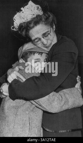 Mein Sohn! Mein Sohn! - Mit Tränen in den Augen umarmt Mrs. John Patterson aus St. Louis ihren zehnjährigen Sohn George, nachdem er gestern hier auf dem Liner Gripsholm aus Europa angekommen ist. Die Wiedervereinigung im Hauptquartier der Heilsarmee endete sieben Jahre der Trennung. 1939 verließ sie den Jungen bei Ausbruch des Krieges in Schottland, weil er, ein amerikanischer Staatsbürger, keine Passage auf dem britischen Schiff erhalten konnte, das seine Mutter, eine britische Untertanin, nach Amerika brachte. März 1946. (Foto von AP Wirephoto). Stockfoto