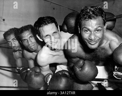 Empire Games Boxer aus Ceylon - Boxer aus Ceylon's Team für die Empire Games fotografiert in Melbourne auf dem Weg nach Neuseeland. Von links sind K. Edwin (Fliegengewicht), A. Perera (Bantam-Gewicht), E. Grey (Leichtgewicht) und A. Obeyesekere (Welter-Gewicht). Januar 1950. Stockfoto