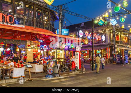 Kambodscha, Siem Reap, Pub Street (offiziell Straße 8), Herz des Nachtlebens in Siem Reap, ist voll von Restaurants, Bars, Nachtclubs, Geschäften und Street Food Ständen Stockfoto