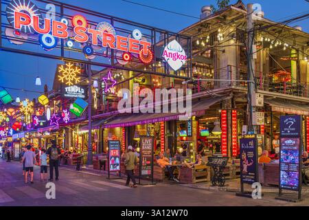 Kambodscha, Siem Reap, Pub Street (offiziell Straße 8), Herz des Nachtlebens in Siem Reap, ist voll von Restaurants, Bars, Nachtclubs, Geschäften und Street Food Ständen Stockfoto