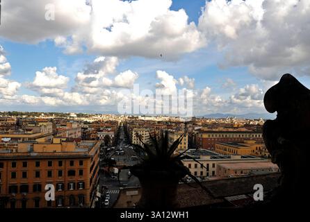 Blick aus einem Fenster im Museum auf die Stadt entlang der Via Crescenzio in Richtung Piazza Cavour. Vatikanmuseum, Rom, Italien rom 2023 - 01 *** Blick vom Fenster des Museums der Stadt entlang der Via Crescenzio in Richtung Piazza Cavour Vatikanmuseum, Rom, Italien Rom 2023 01 Stockfoto