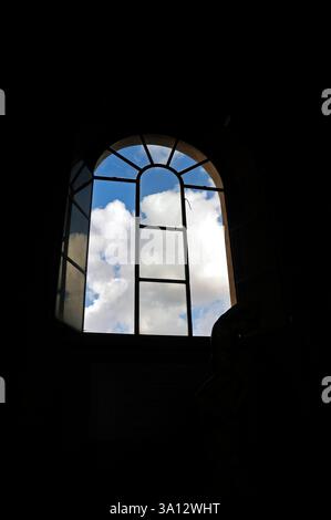 Blick aus einem Fenster auf blauen Himmel mit Wolken. Vatikanmuseum, Rom, Italien rom 2023 - 01 *** Blick von einem Fenster mit blauem Himmel mit Wolken Vatikanmuseum, Rom, Italien rom 2023 01 Stockfoto