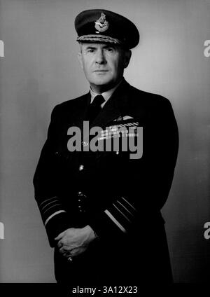 British Service Chiefs: Air Chief Marshal Sir John Boothman K.B.E. C.B., D.F.C.Air Officer Commander-in-Chief, Küstenkommando, Royal Air Force. 30. November 1954. (Foto von Bassano, Camera Press). Stockfoto