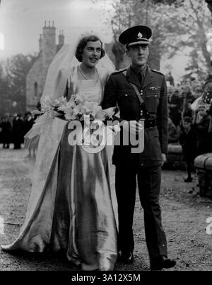 Drei Prinzessinnen sind Brautjungfern bei der Hochzeit in Romsey Abbey – die Braut und der Bräutigam spazieren durch die jubelnde Menge, während sie Romsey Abbey nach ihrer Hochzeit am Nachmittag (Samstag) verlassen. Die antike Stadt Romsey im New Forest, Hampshire, war heute (Samstag) fest. Tausende kamen von weit und breit, um die Hr. Patricia Mountbatten zu sehen, die 22-jährige Tochter von Viscount Mountbatten aus Burma, verheiratet mit Captain the Lord Brabourne, den Coldstream Guards, in der Romsey Abbey. Drei Prinzessinnen waren Brautjungfern. Ihre Majestäten König und Königin waren zusammen mit anderen Mitgliedern der königlichen Familie Stockfoto