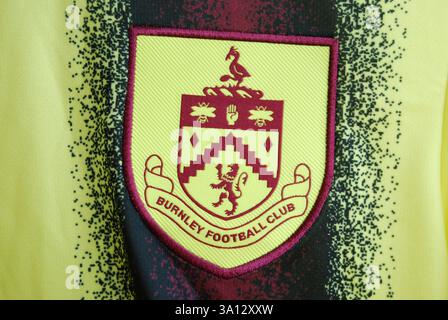 Nahaufnahme des Burnley FC Clubabzeichens auf dem Auswärtstrikot Stockfoto