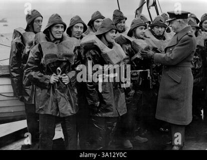 Ballon-Stauraum auf See: Air Vice Marshal O.T. Boyd inspiziert die Flugzeughandwerker des Ballon-Stauraums auf See in Ölfellen und Rettungsbooten. Das erste schwimmende Ballonstauwerk im Themes Eatuary, um die magnetische Minenschicht zu bekämpfen. Dezember 1939. (Foto von London News Agency Fotos). Stockfoto