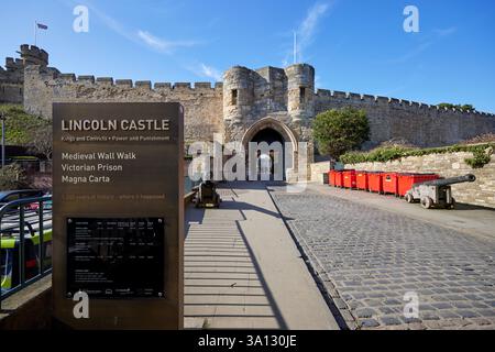 Das Vordertor von Lincoln Castle weist einen großen mittelalterlichen Steinbogen auf, der von zwei imposanten runden Türmen flankiert wird. Erbaut im 11. Jahrhundert Stockfoto