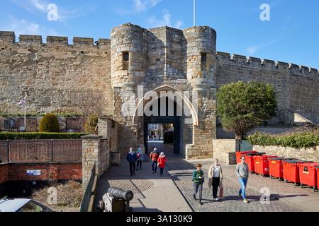 Das Vordertor von Lincoln Castle weist einen großen mittelalterlichen Steinbogen auf, der von zwei imposanten runden Türmen flankiert wird. Erbaut im 11. Jahrhundert Stockfoto