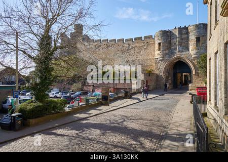 Das Vordertor von Lincoln Castle weist einen großen mittelalterlichen Steinbogen auf, der von zwei imposanten runden Türmen flankiert wird. Erbaut im 11. Jahrhundert Stockfoto
