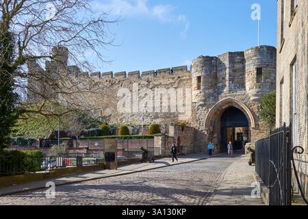 Das Vordertor von Lincoln Castle weist einen großen mittelalterlichen Steinbogen auf, der von zwei imposanten runden Türmen flankiert wird. Erbaut im 11. Jahrhundert Stockfoto