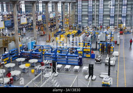 Peking, Chinas Provinz Zhejiang. Februar 2025. Mitarbeiter sind in einer Werkstatt von Galaxis Technology im Bezirk Nanhu in Jiaxing, ostchinesischer Provinz Zhejiang, am 25. Februar 2025 beschäftigt. Quelle: Xu Yu/Xinhua/Alamy Live News Stockfoto