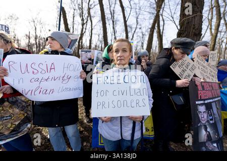 Demonstranten versammeln sich, um US-Präsident Trump zu drängen, ukrainische Zivilisten und Militärgefangene vor der amerikanischen Botschaft in Kiew, Ukraine, zu befreien. Kiew Kiew Stadt Ukraine Stockfoto