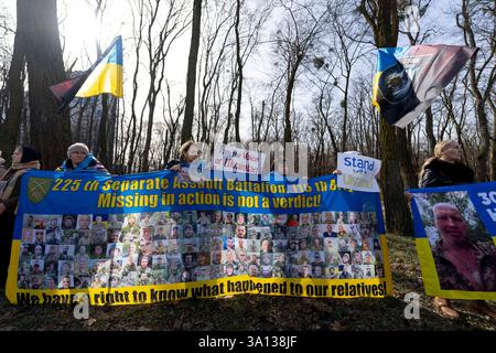 Demonstranten versammeln sich, um US-Präsident Trump zu drängen, ukrainische Zivilisten und Militärgefangene vor der amerikanischen Botschaft in Kiew, Ukraine, zu befreien. Kiew Kiew Stadt Ukraine Stockfoto