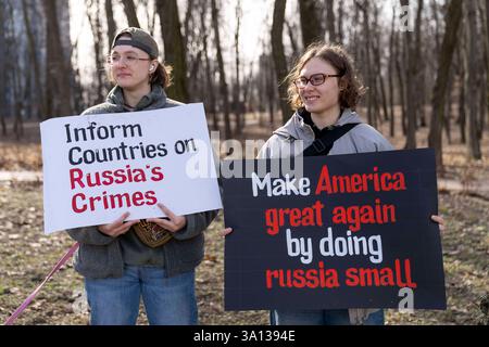 Demonstranten versammeln sich, um US-Präsident Trump zu drängen, ukrainische Zivilisten und Militärgefangene vor der amerikanischen Botschaft in Kiew, Ukraine, zu befreien. Kiew Kiew Stadt Ukraine Stockfoto