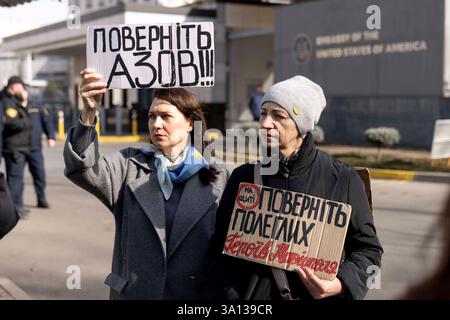 Demonstranten versammeln sich, um US-Präsident Trump zu drängen, ukrainische Zivilisten und Militärgefangene vor der amerikanischen Botschaft in Kiew, Ukraine, zu befreien. Kiew Kiew Stadt Ukraine Stockfoto