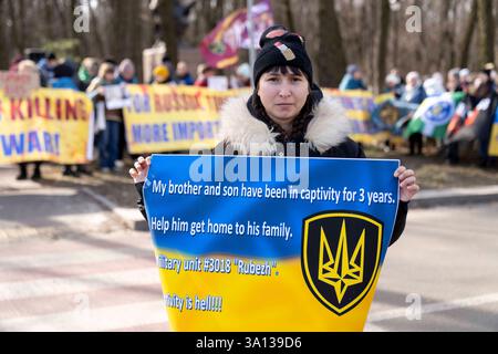 Demonstranten versammeln sich, um US-Präsident Trump zu drängen, ukrainische Zivilisten und Militärgefangene vor der amerikanischen Botschaft in Kiew, Ukraine, zu befreien. Kiew Kiew Stadt Ukraine Stockfoto