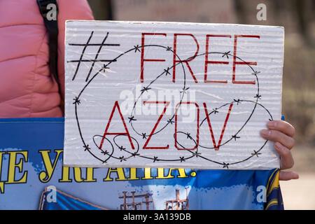 Demonstranten versammeln sich, um US-Präsident Trump zu drängen, ukrainische Zivilisten und Militärgefangene vor der amerikanischen Botschaft in Kiew, Ukraine, zu befreien. Kiew Kiew Stadt Ukraine Stockfoto