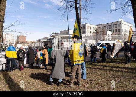 Demonstranten versammeln sich, um US-Präsident Trump zu drängen, ukrainische Zivilisten und Militärgefangene vor der amerikanischen Botschaft in Kiew, Ukraine, zu befreien. Kiew Kiew Stadt Ukraine Stockfoto