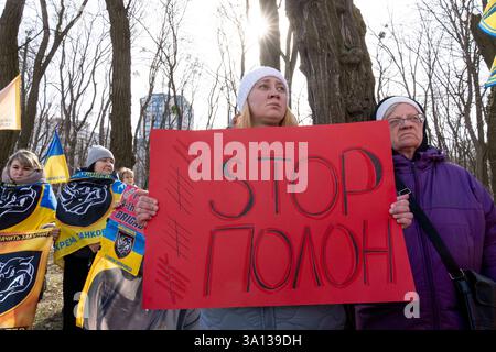 Demonstranten versammeln sich, um US-Präsident Trump zu drängen, ukrainische Zivilisten und Militärgefangene vor der amerikanischen Botschaft in Kiew, Ukraine, zu befreien. Kiew Kiew Stadt Ukraine Stockfoto